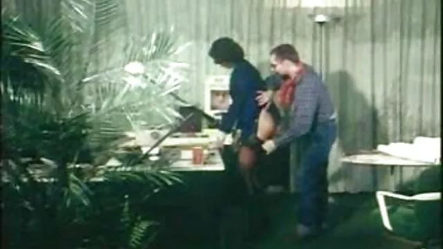 Busty لینکدونی فیلم سوپر Donna Bell انگشت خیس خود را روی ماشین اسپرت خود انگشت گذاری کرد